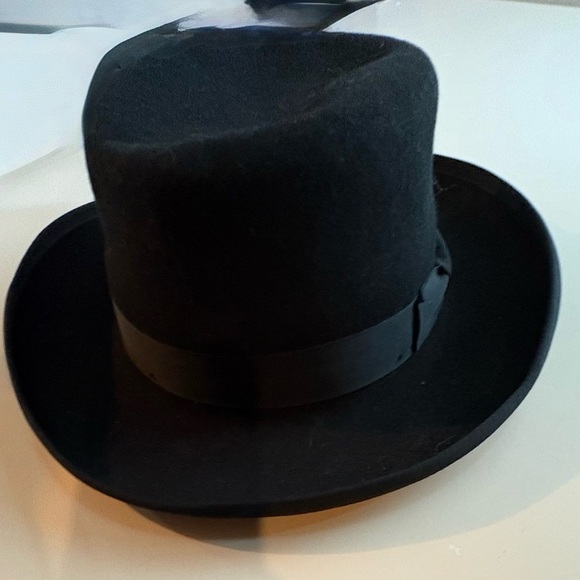 Classic Black Velvet Hat - Picture 2 of 4